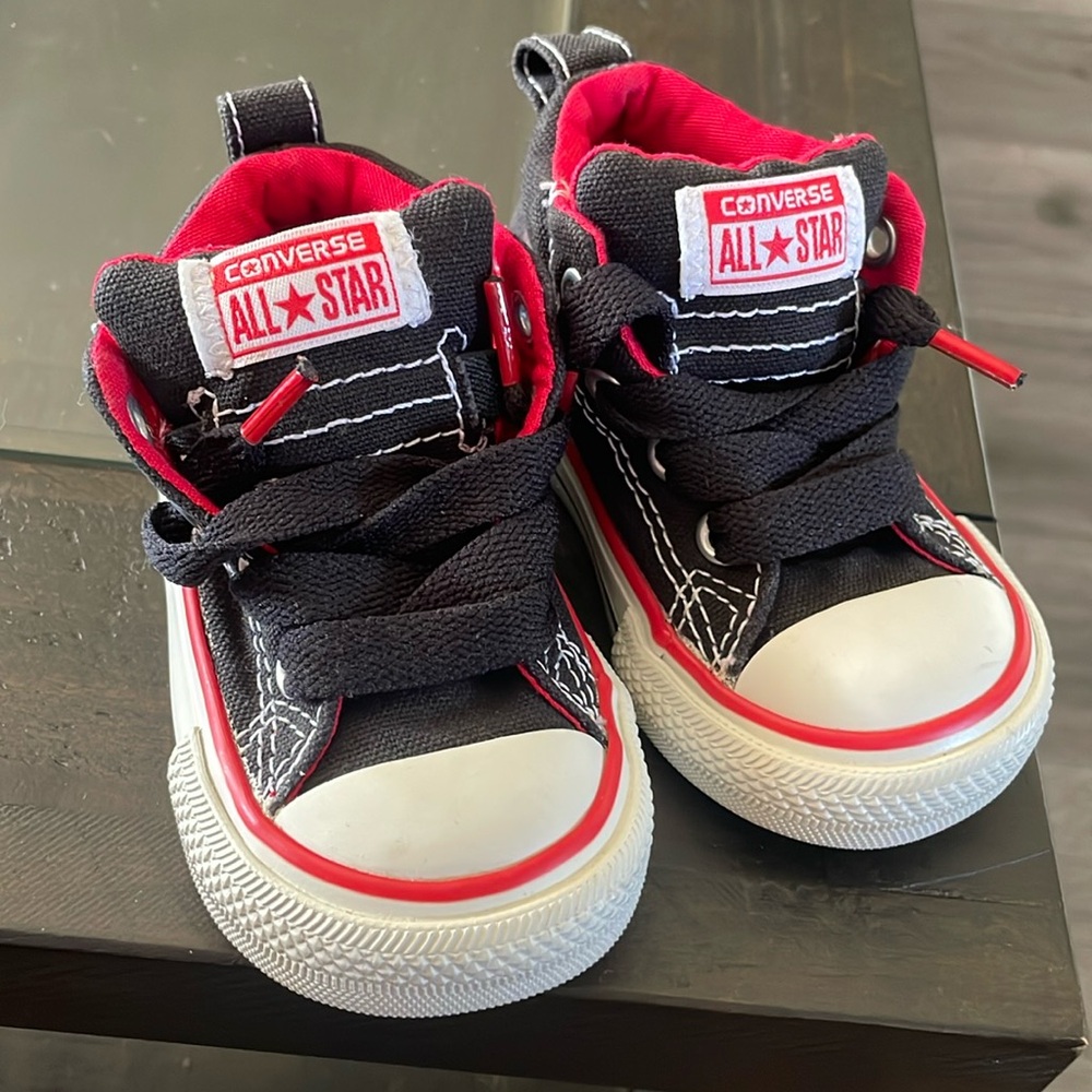Converse super cute black and red infant toddler size 4 Both girls and boys